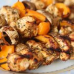 Comment faire cuire des brochettes de poulet sur le BBQ ?