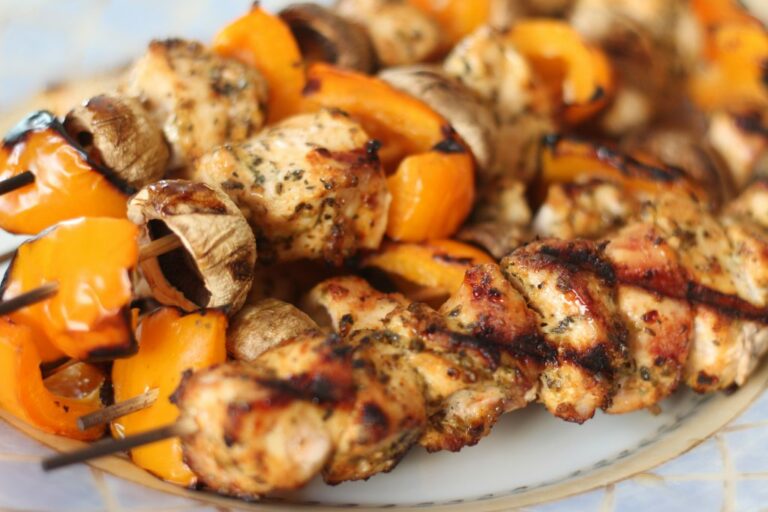 Comment faire cuire des brochettes de poulet sur le BBQ ?