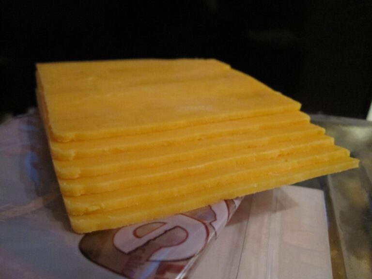 Comment faire fondre le cheddar dans un burger ? Comment faire fondre le cheddar dans un burger ?