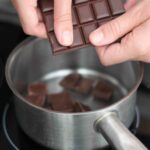 Comment faire fondre le sucre dans le chocolat ?