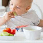 Comment faire manger des morceaux à bébé 1 an ?