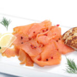 Comment faire mariner du saumon fumé ?