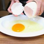 Comment faire pour casser un œuf d'autruche ?