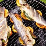 Comment faire pour que le poisson ne colle pas à la grille du barbecue ?