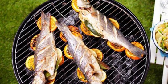Comment faire pour que le poisson ne colle pas à la grille du barbecue ? Comment faire pour que le poisson ne colle pas à la grille du barbecue ?