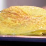 Comment faire pour que l'omelette ne colle pas à la poêle ?