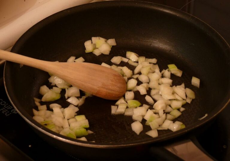 Comment faire revenir un oignon rouge ?