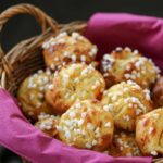 Comment faire tenir les grains de sucre sur les chouquettes ?
