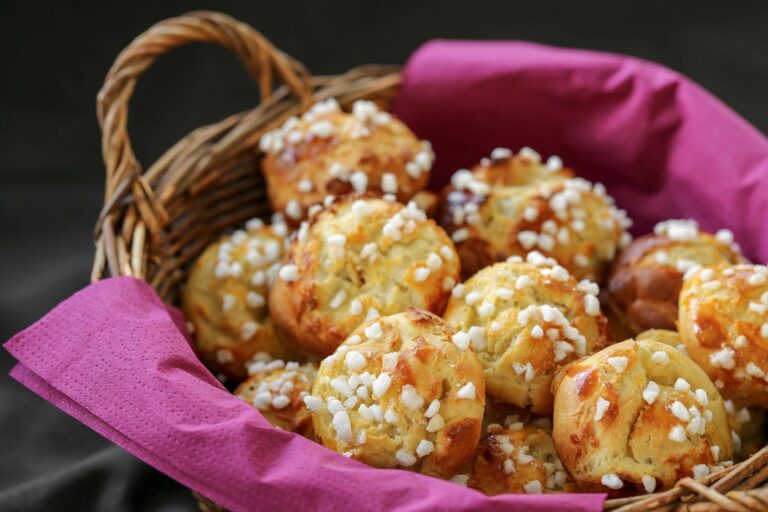 Comment faire tenir les grains de sucre sur les chouquettes ?