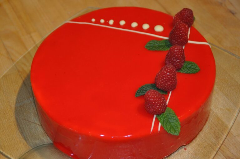 Comment faire un glaçage miroir à la framboise ?