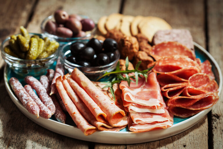 Comment faire une belle assiette de charcuterie