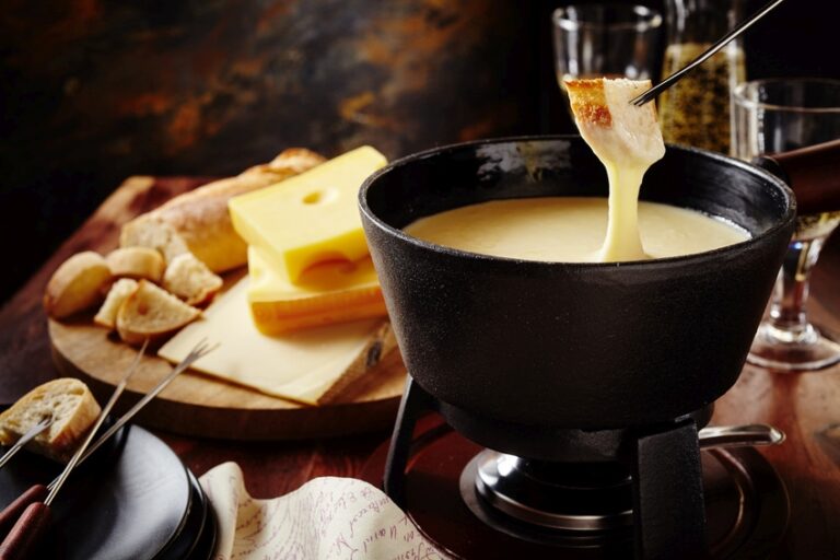 Comment faire une fondue savoyarde onctueuse ? Comment faire une fondue savoyarde onctueuse ?