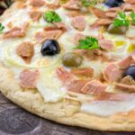 Comment faire une pâte à pizza fine et croustillante ?