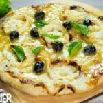 Comment faire une pizza chèvre miel maison ?