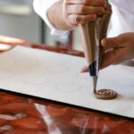 Comment faire une poche à douille avec une pochette plastique ?