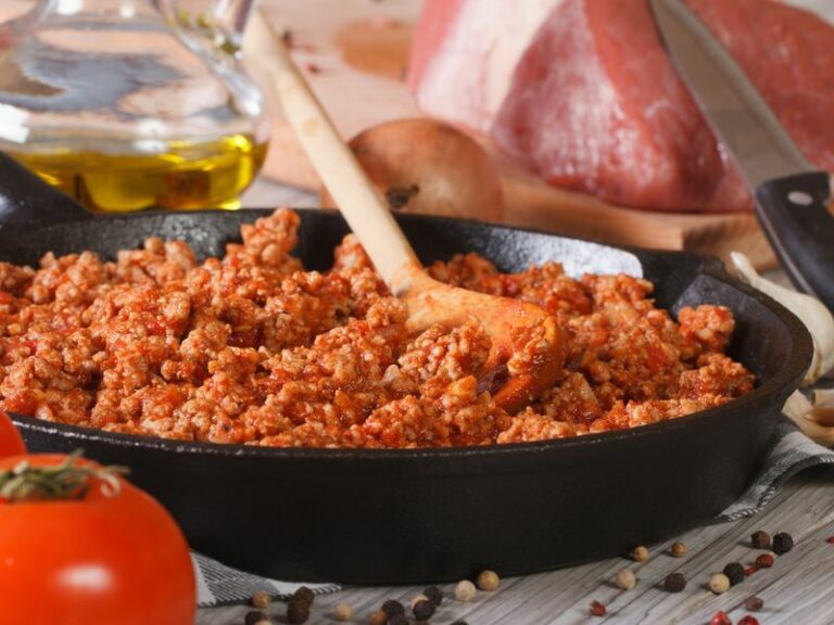 Comment faire une sauce bolognaise avec des tomates fraîches ?