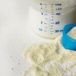 Comment habituer bébé au lait en poudre ?