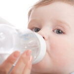 Comment hydrater un bébé malade qui refuse de boire ?