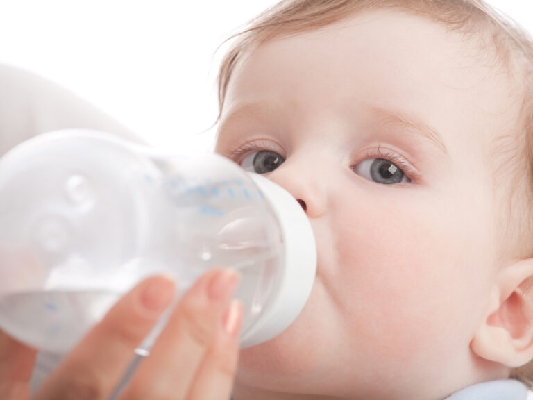 Comment hydrater un bébé malade qui refuse de boire ?