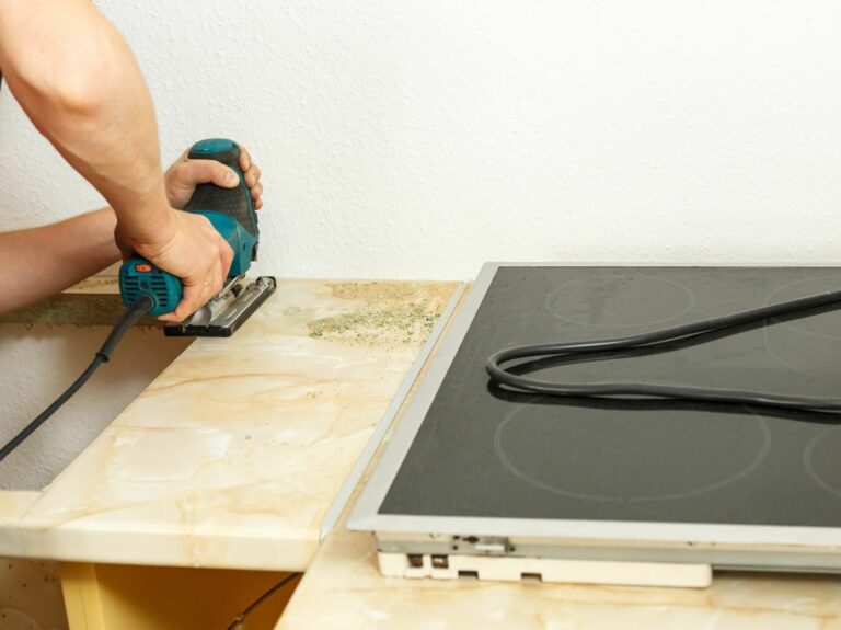 Comment installer une plaque de cuisson sans plan de travail ?