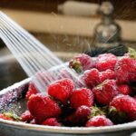 Comment laver les fraises quand on est enceinte ?