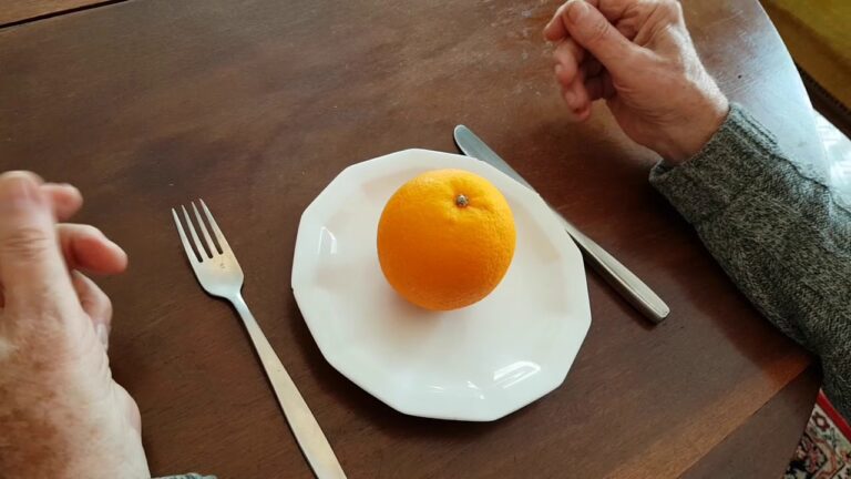 Comment manger une orange en société ? Comment manger une orange en société ?