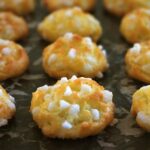Comment mettre les grains de sucre sur les chouquettes ?