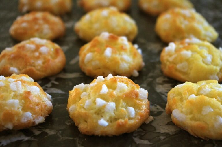 Comment mettre les grains de sucre sur les chouquettes ?