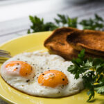 Comment mettre un œuf sur des pâtes ?