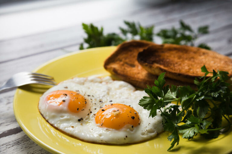 Comment mettre un œuf sur des pâtes ?