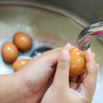 Comment nettoyer des œufs ?