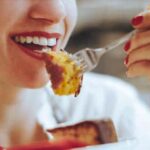 Comment on appelle quelqu'un qui mange tout le temps ?