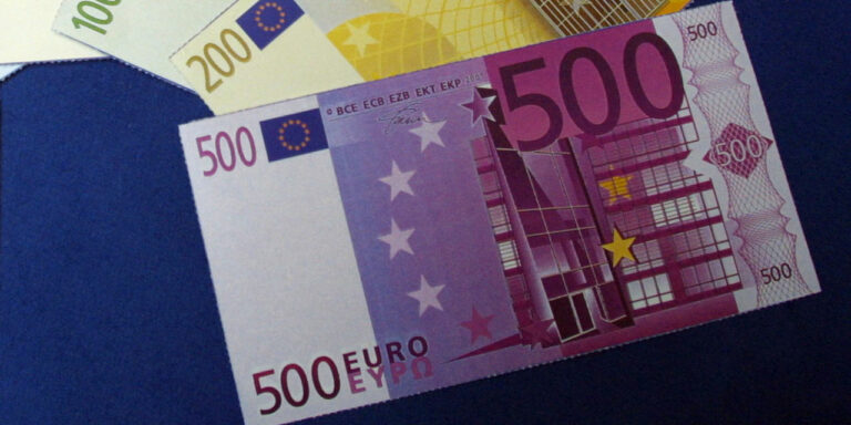 Comment on dit 500 euros en anglais ?