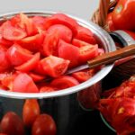 Comment peler une tomate sans la plonger dans l'eau bouillante ?
