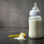 Comment préparer un biberon avec du lait en poudre ?