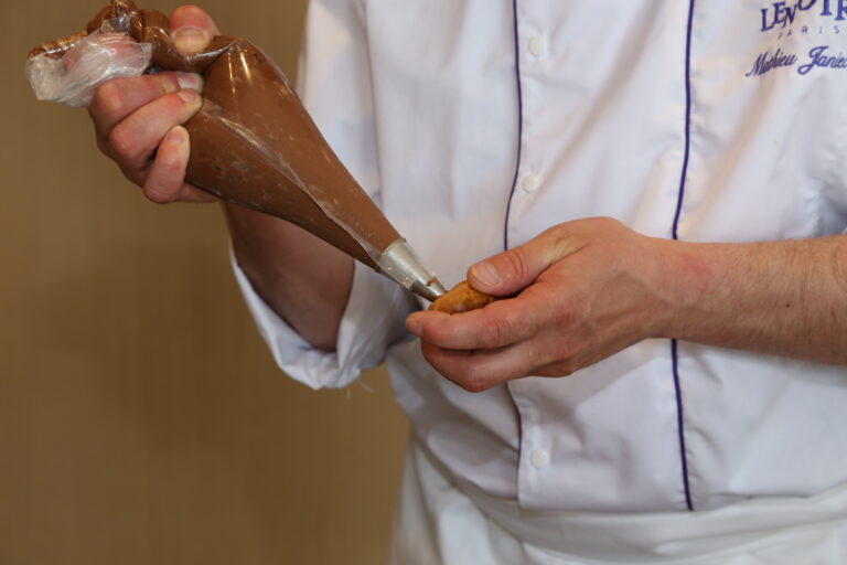 Comment préparer une poche à douille ?