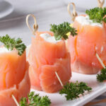 Comment présenter du saumon fumé à l'apéritif ?