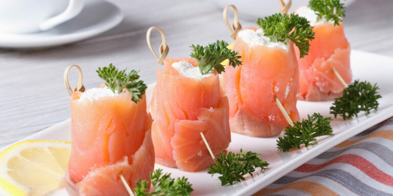 Comment présenter du saumon fumé à l'apéritif ?