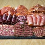 Comment présenter un plat de charcuterie pour raclette ?