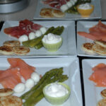 Comment présenter une assiette de saumon fumé en entrée ?