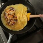 Comment retourner une omelette avec une assiette ?
