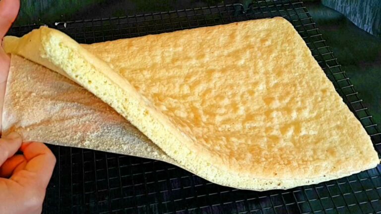 Comment rouler un gâteau avec un torchon humide ? Comment rouler un gâteau avec un torchon humide ?