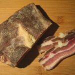 Comment saler et fumer une poitrine de porc ?