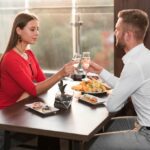 Comment s'asseoir en couple au restaurant ?