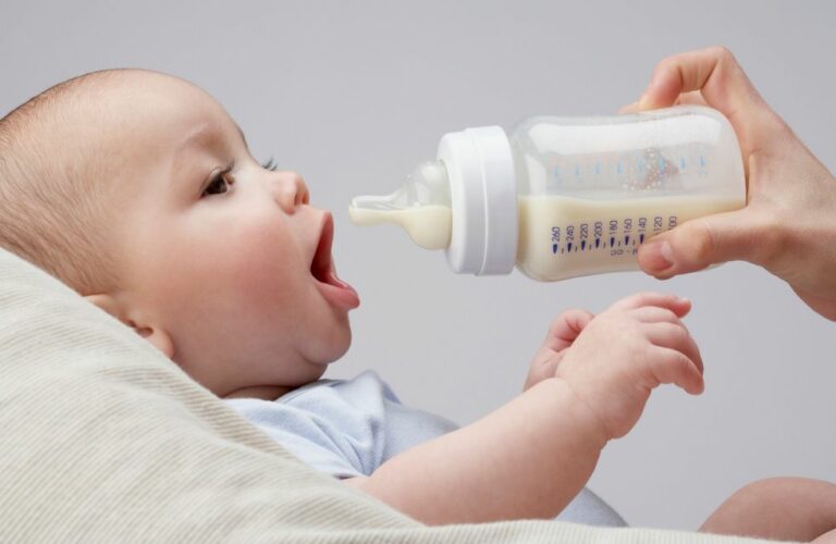 Comment savoir quand changer le lait de bébé ? Comment savoir quand changer le lait de bébé ?