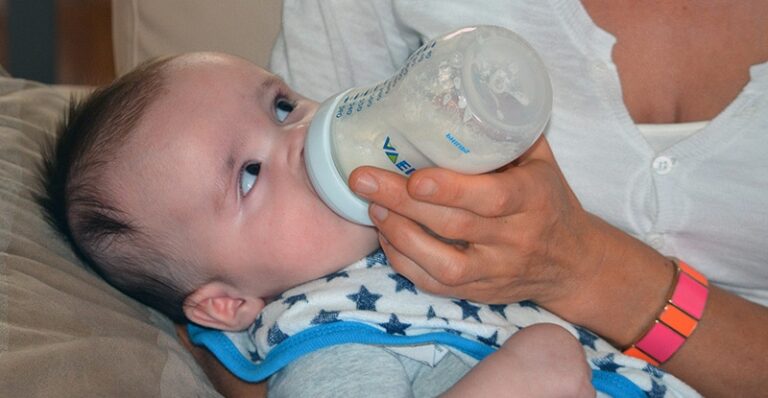 Comment savoir si on doit changer de lait pour bébé ?