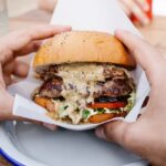 Comment se tient un hamburger ?