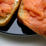 Comment servir des tranches de saumon fumé en entrée ?