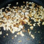 Comment torréfier des amandes à la poêle ?