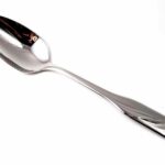 Comment utiliser la cuillère et la fourchette à table ?